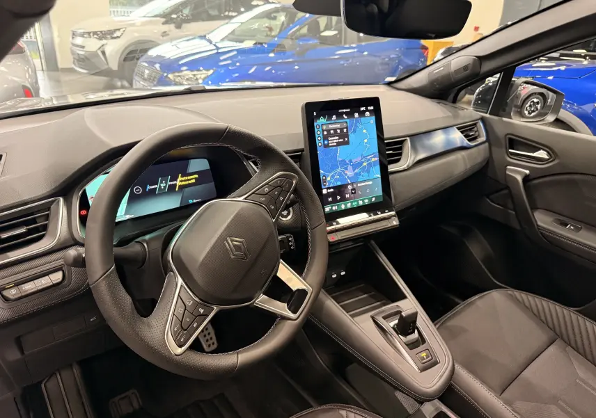 Vue intérieure côté conducteur du Renault Symbioz E-Tech 2026, avec tableau de bord numérique et écran tactile central vertical.