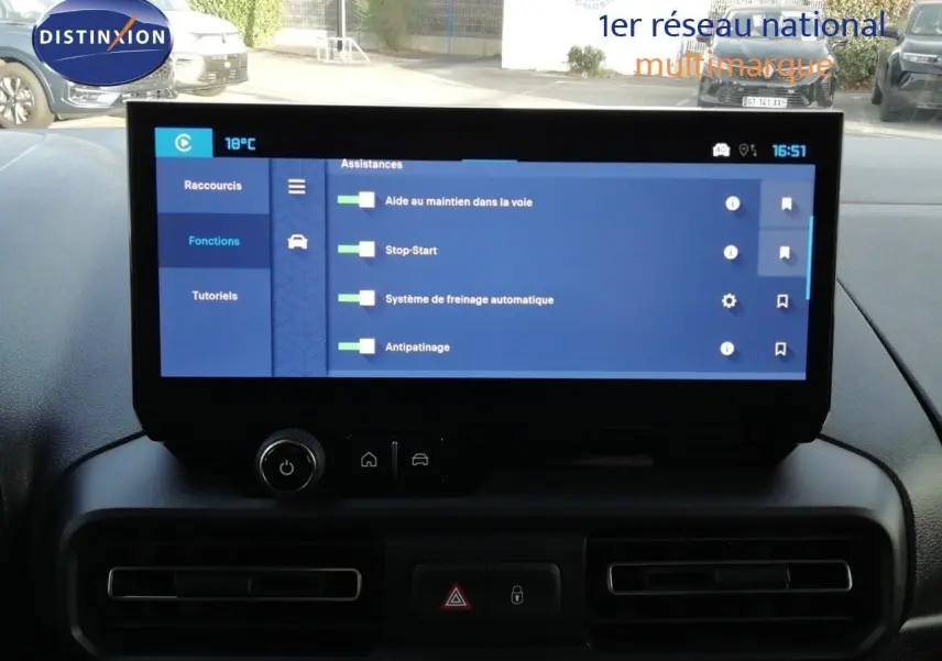 Écran tactile central du tableau de bord du Citroën Berlingo XL blanc, affichant les aides à la conduite.