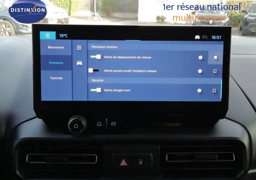 Vue intérieure centrée sur l'écran tactile du tableau de bord du Citroën Berlingo XL blanc, affichant les alertes de sécurité.