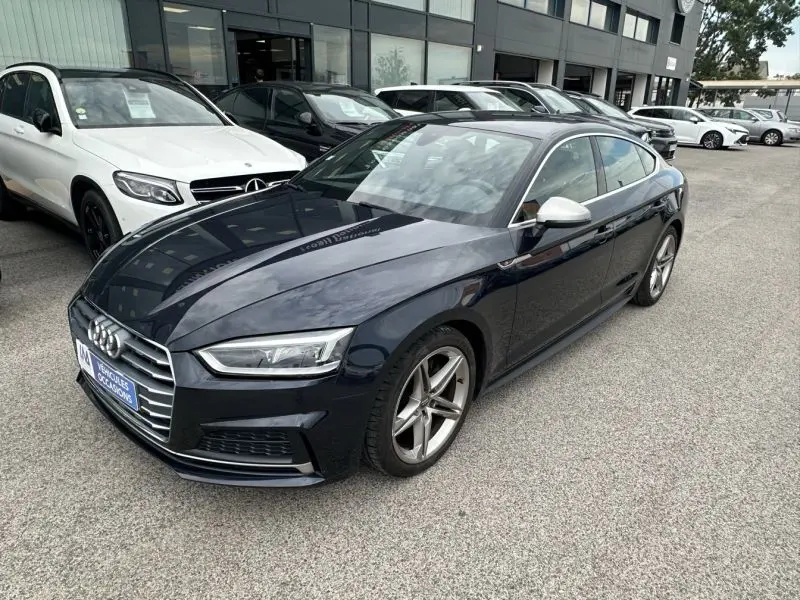 Audi A5 Sportback bleu lunaire métal vue 3/4 avant droit avec jantes alliage et coques de rétroviseur argentées.