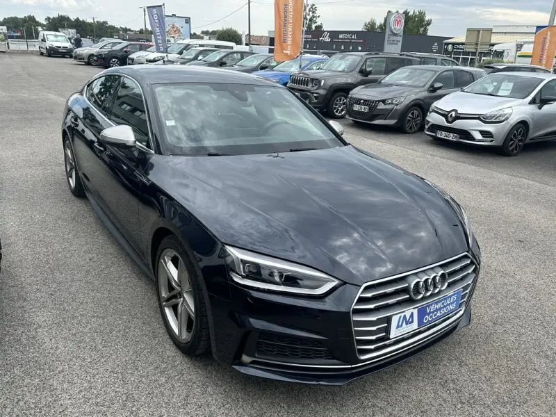 Audi A5 Sportback bleu lunaire métal vue 3/4 avant droit avec calandre chromée et jantes alliage 18 pouces.