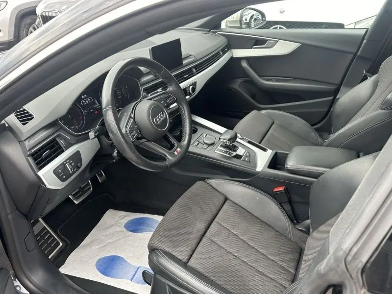 Intérieur avant droit de l'Audi A5 Sportback 2018 avec sièges noirs en cuir et tableau de bord moderne.