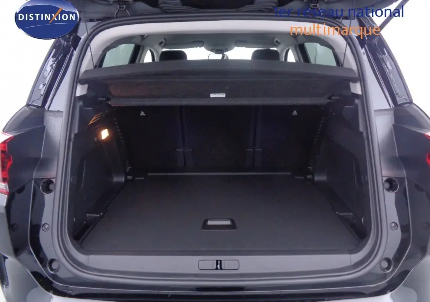 Vue intérieure centrée sur la console centrale et l'écran tactile du Citroën C5 Aircross noir métal 2022 finition Shine.