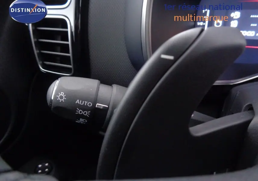 Écran multimédia du Citroën C5 Aircross noir métal montrant la caméra de recul et l'affichage 360° en vue arrière.