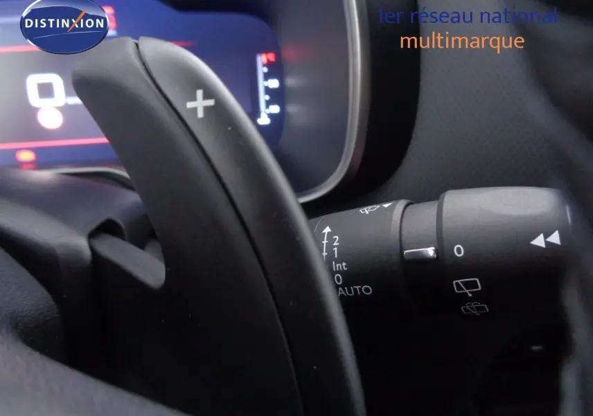 Écran central du système de navigation du Citroën C5 Aircross 2022 affichant une carte en 3D et les commandes climatisation.