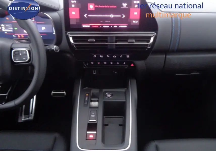 Vue rapprochée du volant cuir noir et du tableau de bord numérique du Citroën C5 Aircross 2022 finition Shine.