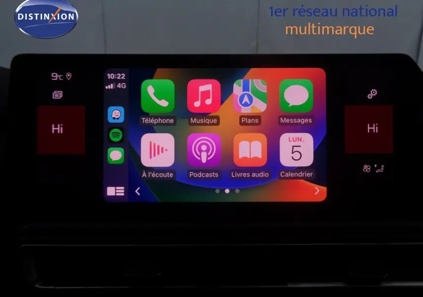 Gros plan sur la commande de régulateur de vitesse du Citroën C5 Aircross noir métal, côté gauche du volant.