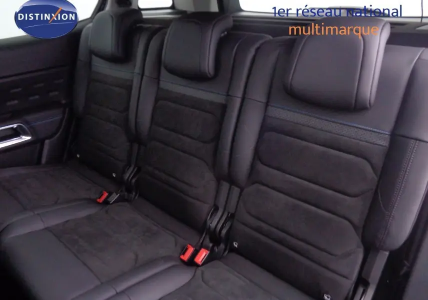 Gros plan sur la palette de changement de vitesse + côté gauche du tableau de bord du Citroën C5 Aircross noir métal 2022.