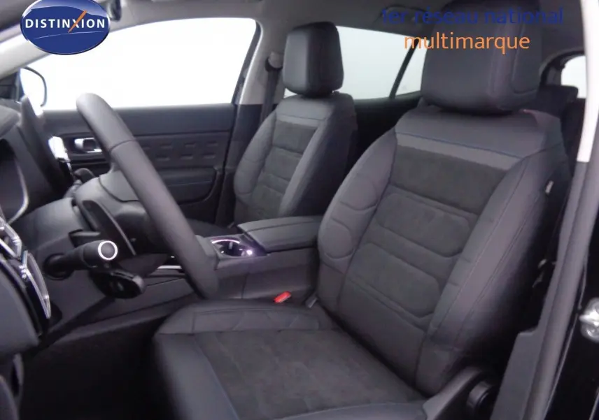 Tableau de bord numérique du Citroën C5 Aircross 2022, affichage en mode stationnaire avec indicateurs lumineux rouges et verts.