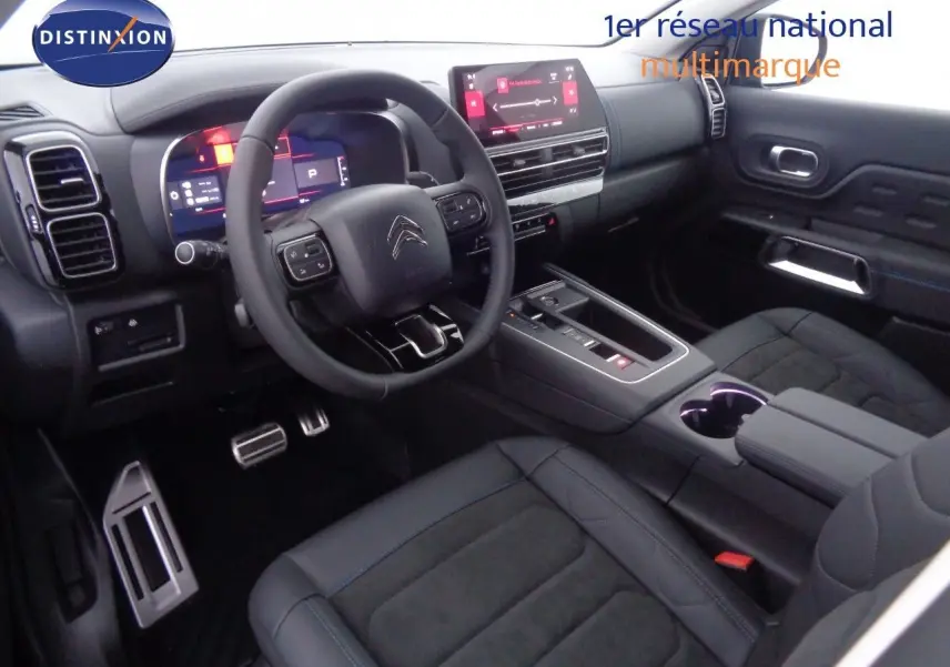 Intérieur du Citroën C5 Aircross 2022 en cuir noir, vue côté gauche sur les sièges avant et le volant.