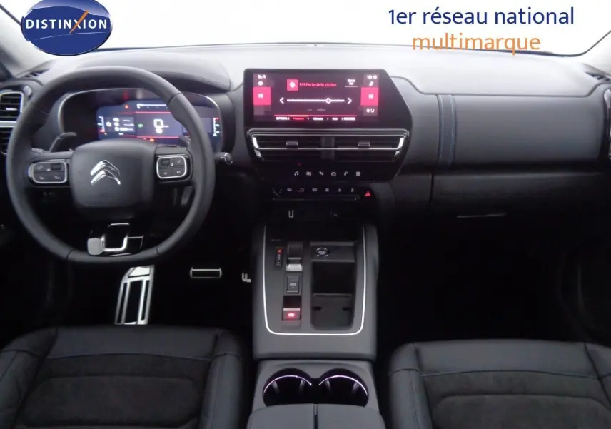 Vue intérieure arrière des sièges en cuir noir et alcantara du Citroën C5 Aircross Shine 2022.