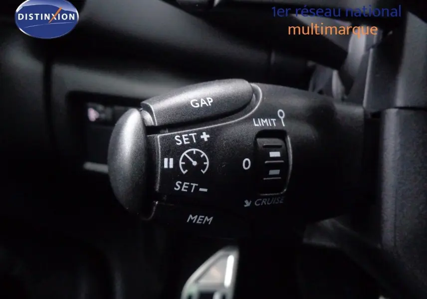 Coffre ouvert du Citroën C5 Aircross noir métal 2022, montrant un espace de chargement spacieux et bien fini.