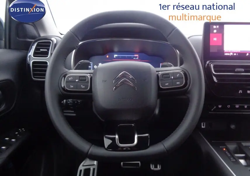 Vue 3/4 arrière gauche du Citroën C5 Aircross noir métal avec jantes biton et vitres teintées.