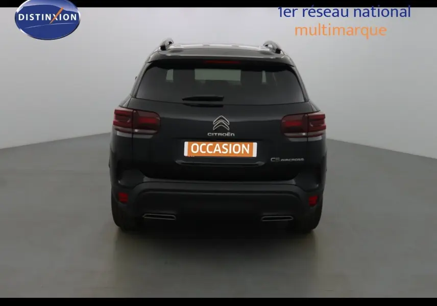 Citroën C5 Aircross noir métal vue de face dans un studio, mettant en valeur la calandre et les phares LED distinctifs.