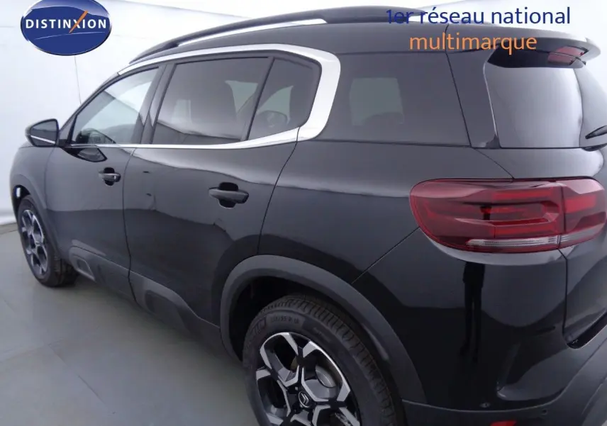 Gros plan sur la roue avant gauche noire métallisée du Citroën C5 Aircross 2022 avec jante alliage bicolore.