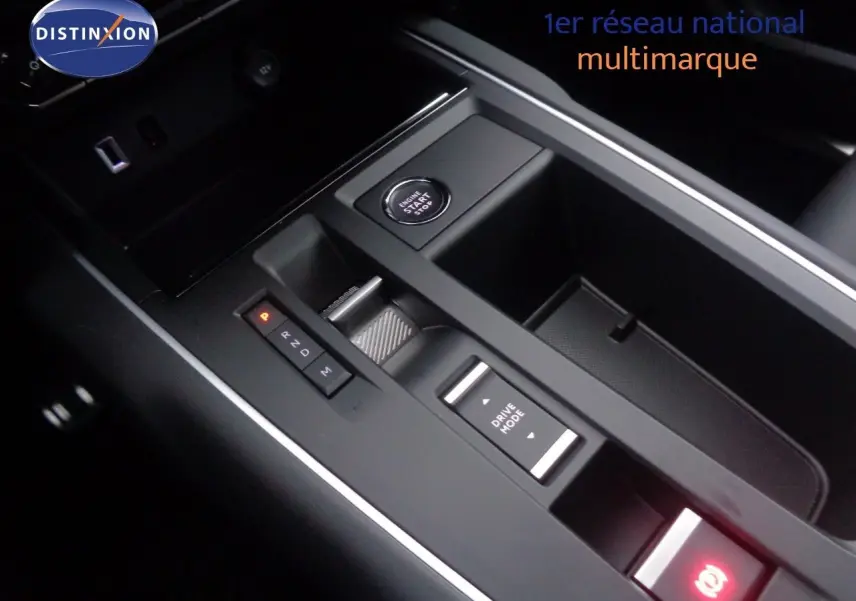 Vue intérieure frontale du tableau de bord et volant noir du Citroën C5 Aircross 2022 avec écran tactile central allumé.