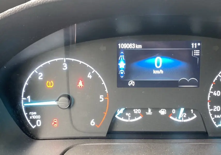 Tableau de bord du Ford Tourneo Custom 2020 montrant le compteur à 0 km/h et 109063 km au total, avec témoins allumés.