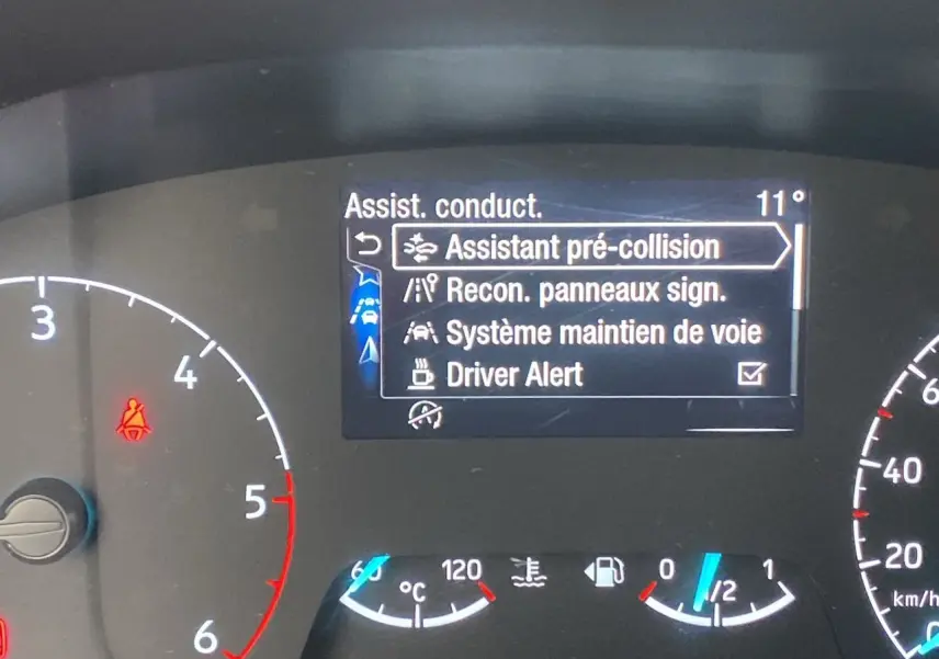 Tableau de bord du Ford Tourneo Custom gris, affichant les aides à la conduite sur l'écran central.