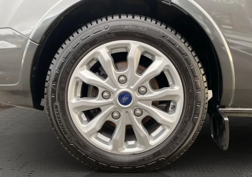 Gros plan sur la roue avant gauche du Ford Tourneo Custom gris magnetic, mettant en valeur la jante alliage et le pneu Michelin.