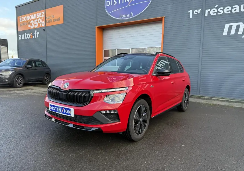 SKODA KAMIQ Monte-Carlo rouge velvet métallisé en 3/4 avant droit avec jantes noires et toit panoramique noir.