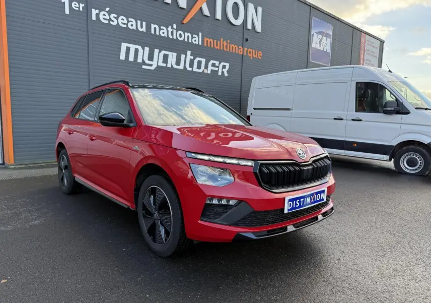 SKODA KAMIQ 1.5 TSI Monte-Carlo rouge velvet métallisé en 3/4 avant avec jantes noires et toit noir panoramique