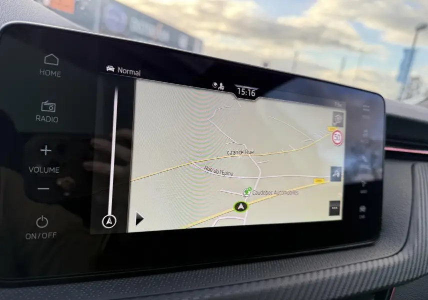 Vue rapprochée de l’écran tactile central du Skoda Kamiq rouge Velvet, affichant la navigation GPS en extérieur.