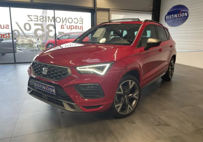 SEAT Ateca rouge 2022 en 3/4 avant droit, avec phares LED allumés et jantes alliage distinctives FR.