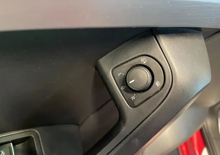 Commande de réglage des rétroviseurs côté conducteur dans un SEAT Ateca rouge 2022, version FR diesel.