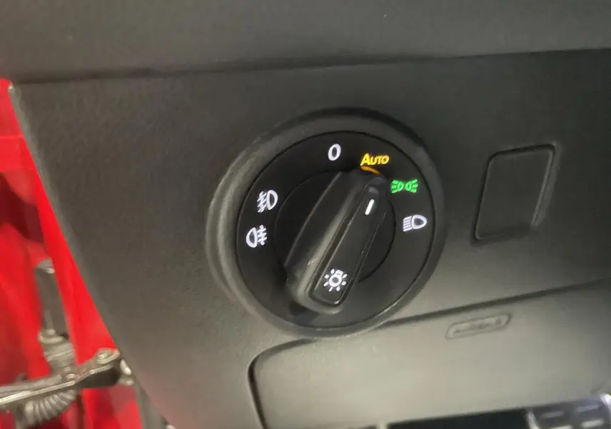 Gros plan sur le sélecteur de phares intérieur du SEAT Ateca rouge 2022, version 2.0 TDI FR avec boîte auto.