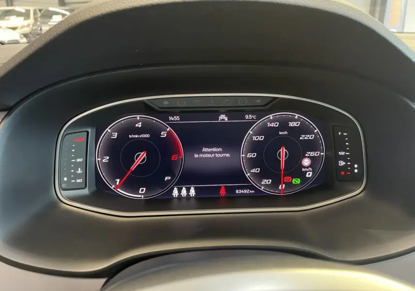 Tableau de bord numérique du SEAT Ateca 2022 affichant compte-tours, vitesse et alertes, vue de face intérieure.