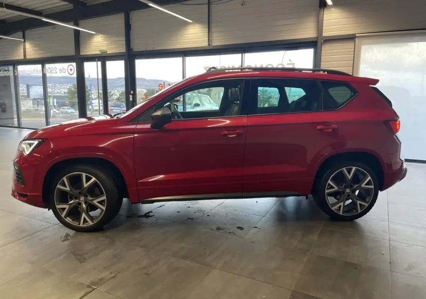 Vue de profil côté gauche d’un SEAT Ateca rouge 2022 en version FR, avec jantes alliage et toit ouvrant visible.