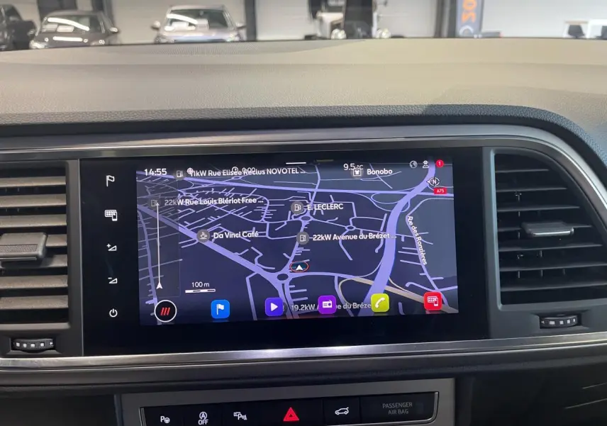 Écran tactile central du tableau de bord du SEAT Ateca rouge 2022, affichant la navigation GPS en intérieur.