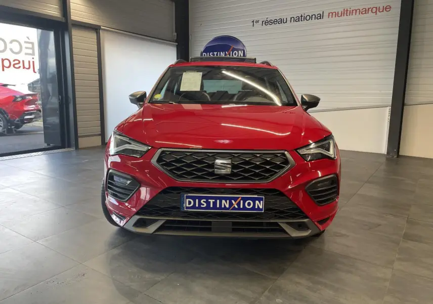 Vue frontale d'un SEAT Ateca rouge 2022 version 2.0 TDI FR, avec calandre noire et plaque Distinxion visible.