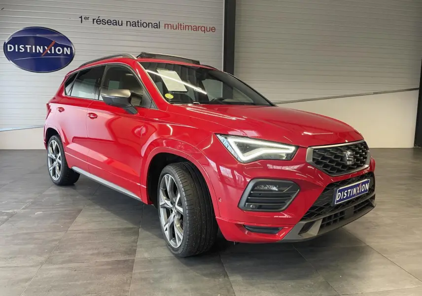 SEAT Ateca rouge 2022 en 3/4 avant droit, avec calandre noire et jantes alliage distinctives FR.