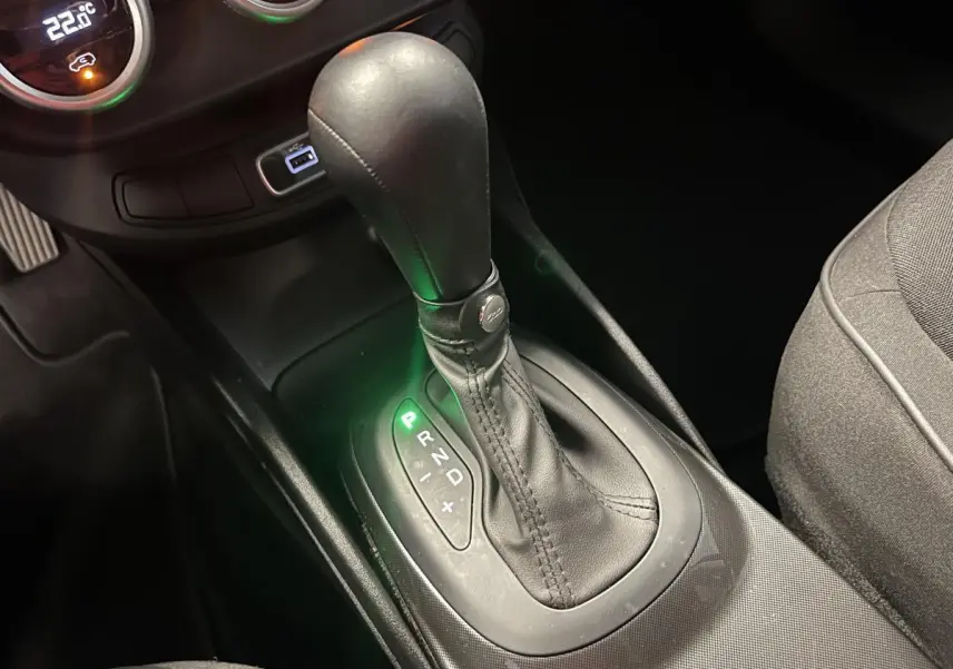 Le levier de vitesses automatique noir de la Fiat 500X 2024 vu en gros plan côté droit, avec indication verte sur la position P.