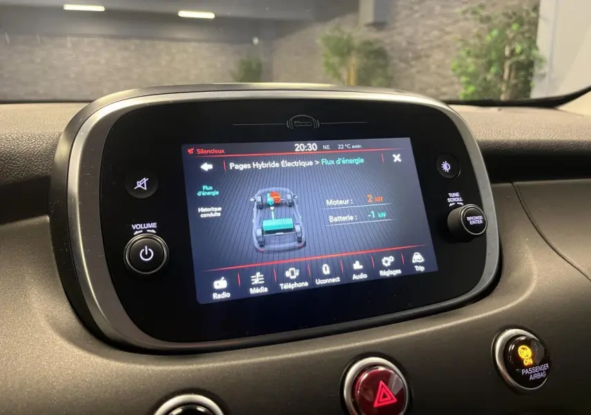 Écran tactile central du tableau de bord de la Fiat 500X 2024 montrant le flux d'énergie hybride.