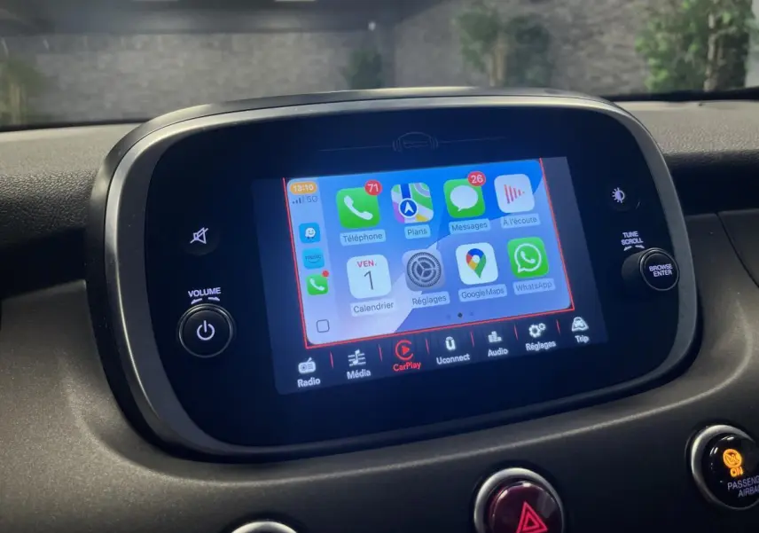 Écran tactile central affichant Apple CarPlay dans l’habitacle du Fiat 500X 2024.