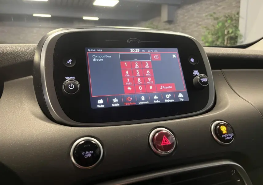 Vue rapprochée de l’écran tactile central du tableau de bord gris titane de la Fiat 500X 2024.