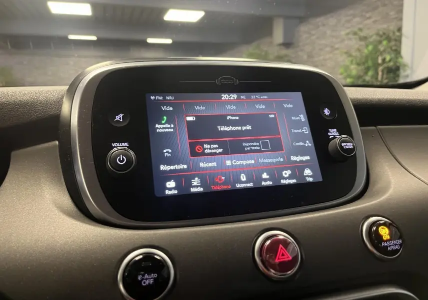 Écran tactile central du tableau de bord de la Fiat 500X 2024, affichant l'interface téléphone connectée.