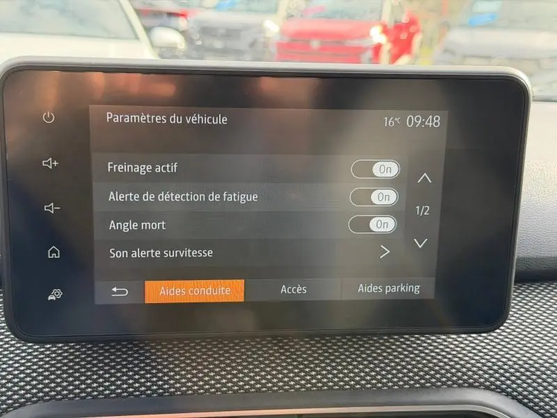 Écran tactile intérieur du Dacia Jogger affichant les paramètres d’aides à la conduite, avec interface moderne et claire.