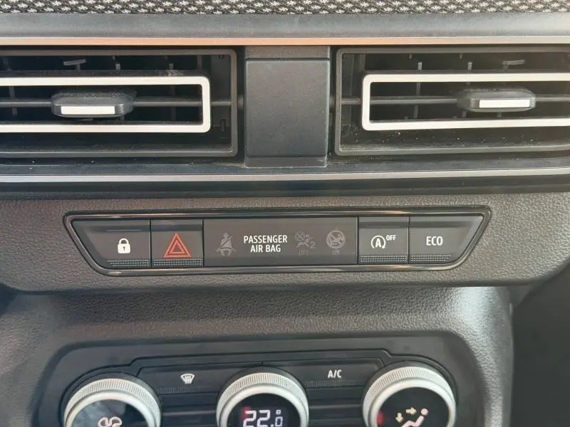 Détail du tableau de bord du Dacia Jogger 2025 montrant les boutons de sécurité, mode ECO et ventilation.