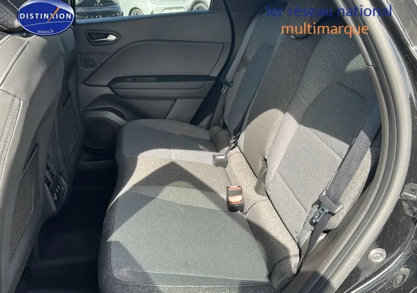 Vue intérieure côté droit sur la banquette arrière noire étoile du Renault Captur 1.6 e-tech hybride 2025.