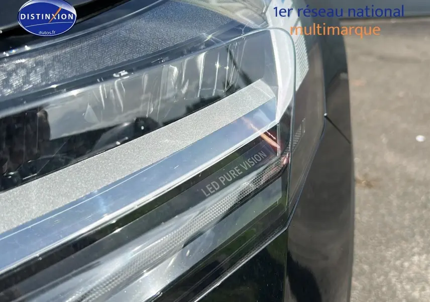 Gros plan sur le phare avant droit noir étoile du Renault Captur 1.6 e-tech hybride 2025 avec inscription LED Pure Vision.