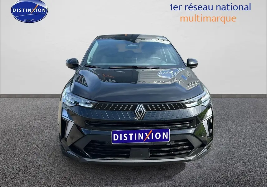 Vue avant du Renault Captur 1.6 e-tech hybride 145 Techno noir étoile avec calandre moderne et phares LED fins.