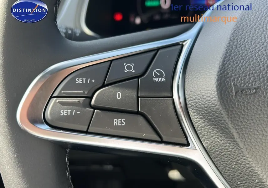 Gros plan sur les commandes de régulateur de vitesse au volant cuir du Renault Captur noir étoile 2025.