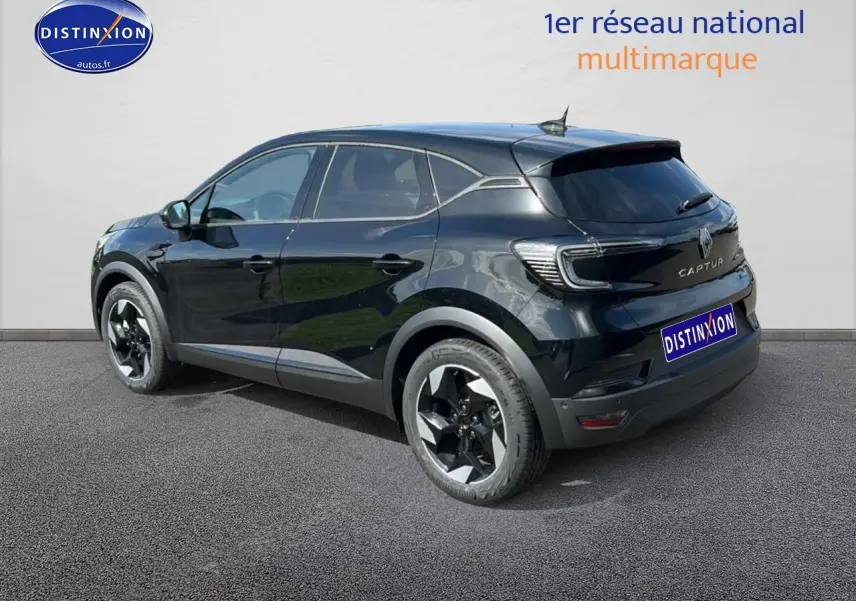 Vue 3/4 arrière droite d’un Renault Captur noir étoile avec jantes alu et vitres arrière surteintées.