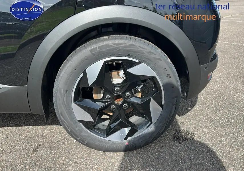 Gros plan sur la roue arrière droite du Renault Captur noir Étoile avec jante alu au design étoilé.
