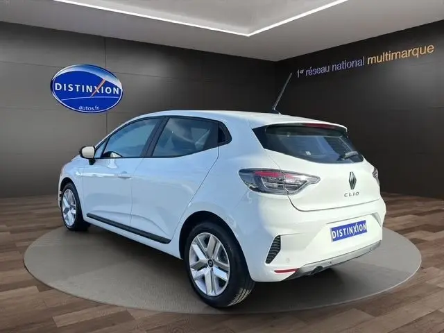 Vue 3/4 arrière droite d'une Renault Clio blanche Evolution Blue dCi 100, avec feux LED et jantes alliage visibles.