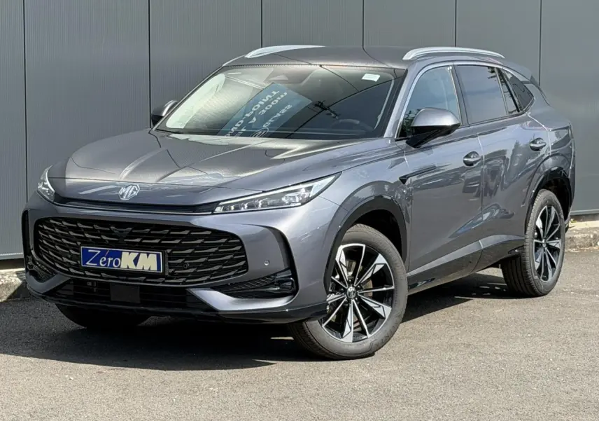 Vue 3/4 avant droite du MG Motor EHS 1.5 Hybrid+ 224 Luxury gris métallisé avec jantes alliage 19 pouces.
