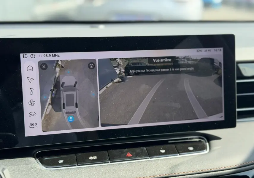 Écran tactile intérieur montrant la caméra 360° et la vue arrière du MG Motor EHS gris 2026.